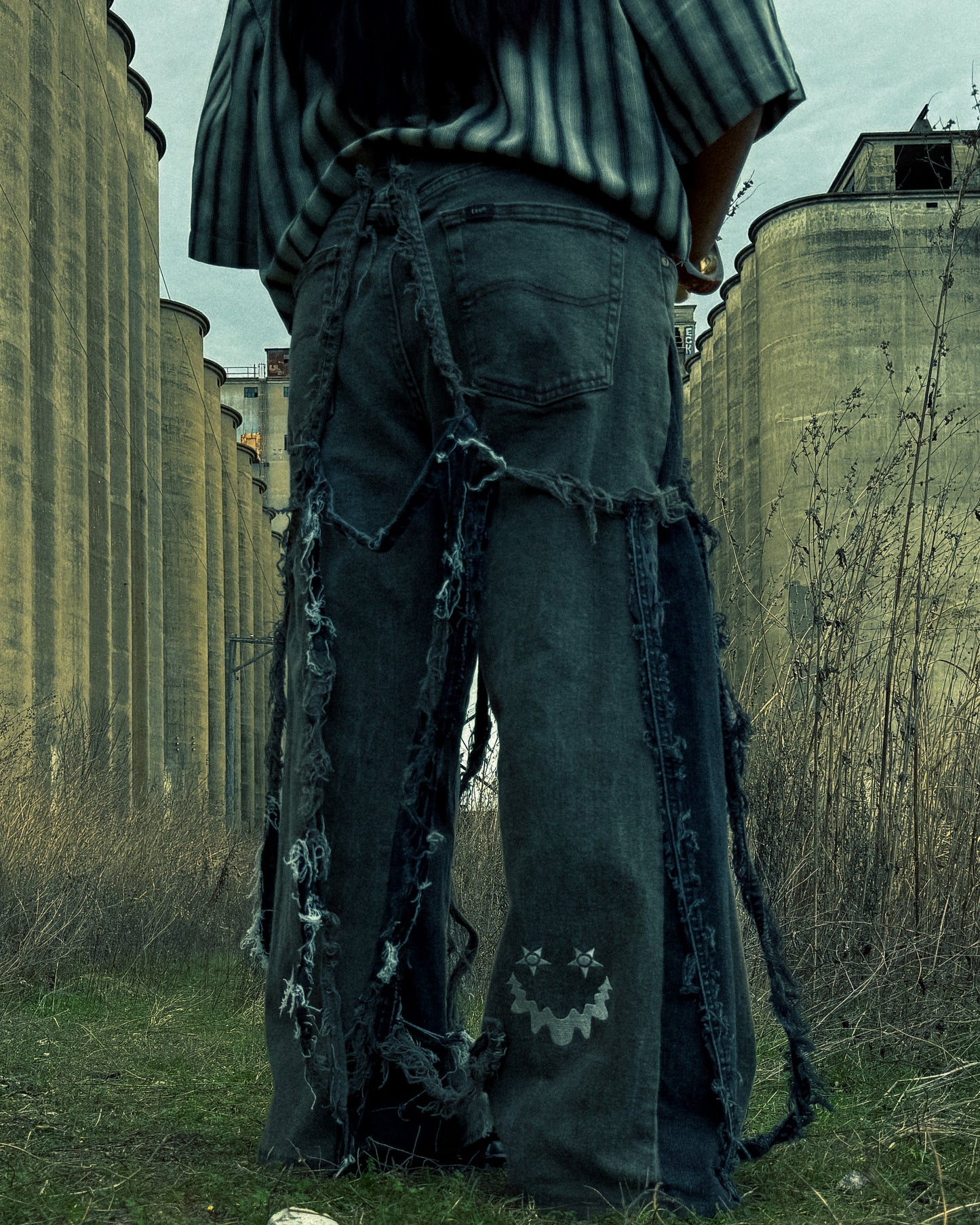 'DISTRESS' Caged Denim Pants